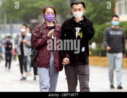 Pékin, Chine. 17 mai 2020. Les Chinois continuent de porter des masques protecteurs à l'extérieur, alors que la menace de pandémie du coronavirus se poursuit à Beijing le dimanche 17 mai 2020. Wuhan, une ville de 11 millions d'habitants, où est née la pandémie Covid-19, a signalé de nouveaux cas au cours du week-end, ses premières nouvelles infections en plus d'un mois. La Chine enquête activement sur ce nouveau groupe, annonçant un plan pour tester la ville dans son ensemble en 10 jours. Photo de Stephen Shaver/UPI crédit: UPI/Alay Live News Banque D'Images