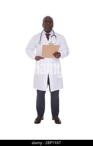 Médecin américain africain avec stéthoscope et presse-papiers regardant la caméra avec une expression sérieuse Banque D'Images
