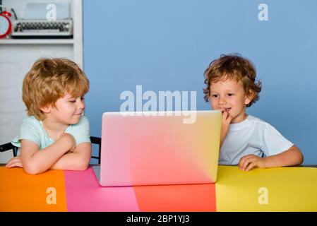 Amitié et ami à l'école. Enfant de l'école primaire avec livre et sac. Garçons élèves de l'école primaire à la cour de l'école. Petit prêt t Banque D'Images