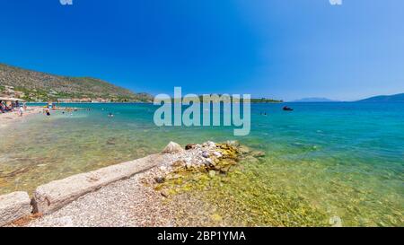 Plage de Korfos, dans la région de Corinthia, près d'Epidavros, Péloponnèse, Grèce, Europe. Banque D'Images