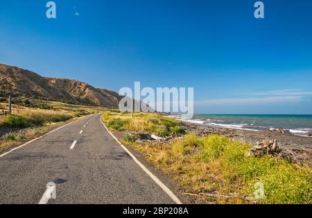 Cape Palliser Road, près de te Humenga point, côte sud de Wairarapa, baie Palliser, détroit Cook, région de Wellington, Île du Nord, Nouvelle-Zélande Banque D'Images