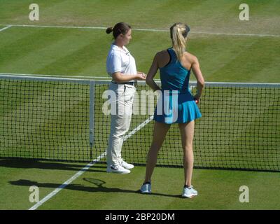 Une photographie sportive d'Elina Svitolina vêtue de turquoise sur le filet avec l'arbitre de chaise de tennis. Nature Valley Classic, Birmingham 2018 (22/06 Banque D'Images