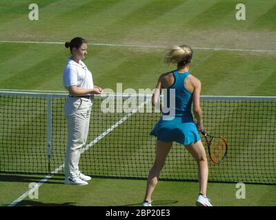 Une photographie sportive d'Elina Svitolina vêtue de turquoise sur le filet avec l'arbitre de chaise de tennis. Nature Valley Classic, Birmingham 2018 (22/06 Banque D'Images