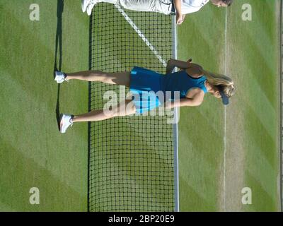 Une photographie sportive d'Elina Svitolina vêtue de turquoise sur le filet avec l'arbitre de chaise de tennis. Nature Valley Classic, Birmingham 2018 (22/06 Banque D'Images