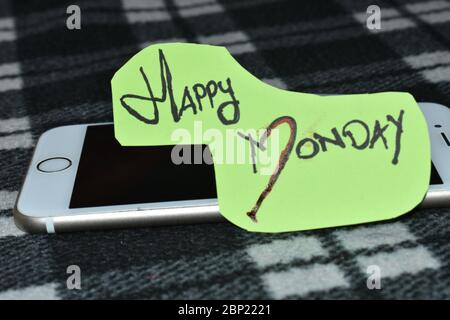 Texte de motivation « Happy Monday » sur fond noir et blanc. Banque D'Images