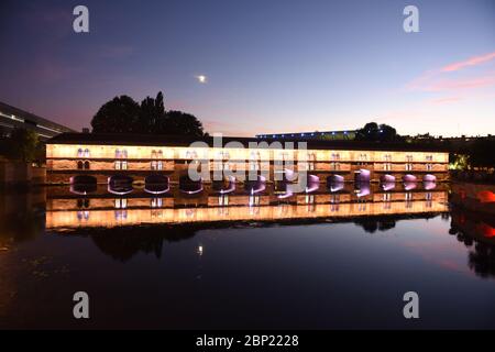 Barrage Vauban ou pont du barrage Vauban la nuit à Strasbourg, France. Banque D'Images