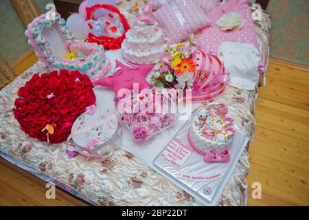 Un bouquet de fleurs bouquet de cent roses rouges . La poignée du panier rouge d'engagement . Panier en fer rose vif . bouquet multicolore Banque D'Images