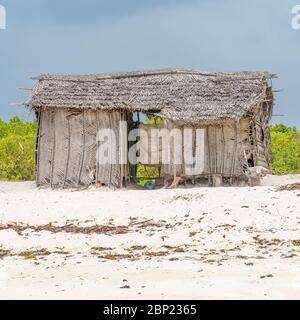 Refuge typique de la magnifique côte africaine pittoresque de Diani au Kenya Banque D'Images