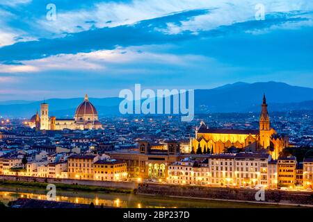Vue sur le Duomo di Firenze et l'arrière de Santa Maria Novella Banque D'Images