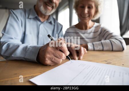 Gros plan sur le papier de signalétique à main masculine froissé. Banque D'Images