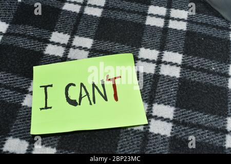 Attitude positive et concept de motivation pour la croyance en soi. ' I CAN' est écrit en noir et la lettre 'T' avec un stylo rouge.Vert couleur pense-bête en noir Banque D'Images