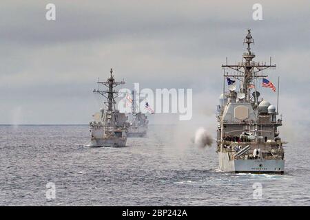 Le croiseur de missiles guidés de classe Ticonderoga de la Marine américaine USS Princeton, les destroyers de missiles guidés de classe Arleigh Burke USS Ralph Johnson et USS Sterett participent à un événement de tir en direct dans le cadre de l'exercice d'unité d'entraînement composite du Nimitz Carrier Strike Group le 12 mai 2020 dans l'océan Pacifique. Banque D'Images