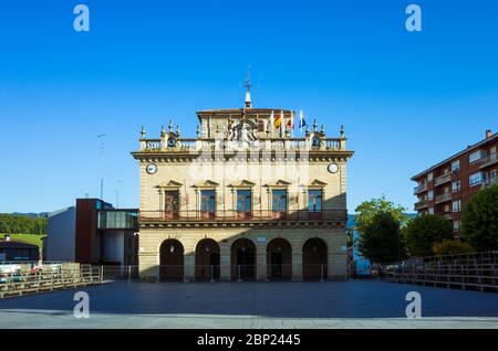 Irun, Gipuzkoa, pays Basque, Espagne - 10 juillet 2019 : façade de l'hôtel de ville baroque d'Irun, construit au XVIIIe siècle sur la place San Juan Harri. Banque D'Images