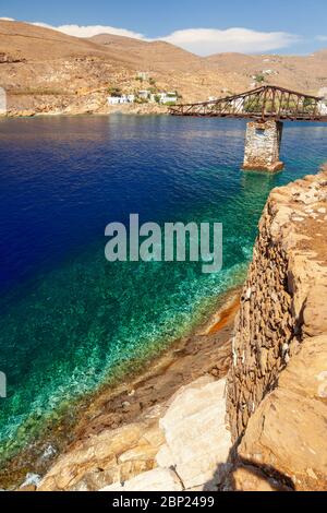 Megalo Livadi, une baie pittoresque de l'île de Serifos, Cyclades, Grèce. Il y a un pont métallique où les mines ont été chargées à partir de la mine locale. Banque D'Images