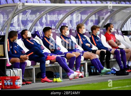 Les joueurs de réserve d'Aue sont assis sur le banc pour observer la distanciation sociale et porter des masques pour se protéger contre le coronavirus, lors du 2ème match de football de Bundesliga entre le FC Erzgebirge Aue et SV Sandhausen, à Aue, en Allemagne, le samedi 16 mai 2020. Le football professionnel a repris après une pause de deux mois en Allemagne avec quatre matchs dans la deuxième division. Banque D'Images