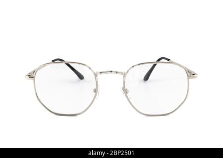 Lunettes de lecture style rue avec lentille transparente et cadre rectangulaire fin argent, isolé sur fond blanc, vue avant. Banque D'Images