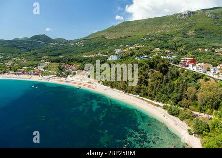 Plage de Valtos, dans la ville de Parga, dans la région de Preveza, Epirus, Grèce, Europe. Banque D'Images