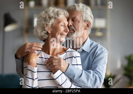 Un couple de la famille des années 60 heureux montre la dévotion de soin d'amour. Banque D'Images