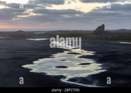 Vue sur un estuaire et Cutter Rock à la plage de Whatipu, région d'Auckland, Nouvelle-Zélande Banque D'Images