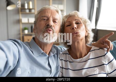 Caméra Web vue childish mature couple marié famille s'amuser. Banque D'Images