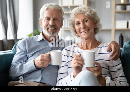 Souriant conjoint de famille retraité appréciant paresseux week-end heure du matin. Banque D'Images