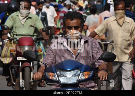 Howrah, Inde. 17 mai 2020. La vie quotidienne le septième dimanche, 54e jour et le dernier jour de la 3e phase de l'isolement national continu à travers l'Inde. Cette zone municipale de Howrah qui a été marquée comme zone de confinement pour ne pas propager le nouveau coronavirus (COVID-19). Les gens ne sont pas autorisés à sortir de la maison pour acheter des aliments et des articles essentiels dans la rue ou sur le marché pour freiner la propagation de COVID-19. (Photo de Biswarup Ganguly/Pacific Press/Sipa USA) crédit: SIPA USA/Alay Live News Banque D'Images