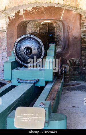 Cannon à l'intérieur de fort Sumter pour protéger Charleston Harbour contre l'invasion par la mer. Banque D'Images