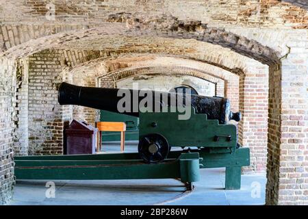 Cannon à l'intérieur de fort Sumter pour protéger Charleston Harbour contre l'invasion par la mer. Banque D'Images