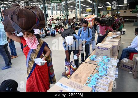 Inde. 17 mai 2020. Prayagraj: Les migrants de Surat collectent des paquets de nourriture après leur arrivée par un train spécial à la jonction de Prayagraj lors d'un confinement imposé par le gouvernement dans tout le pays comme mesure préventive contre le coronavirus, à Prayagraj le 17 mai 2020. (Photo de Prabhat Kumar Verma/Pacific Press) crédit: Pacific Press Agency/Alay Live News Banque D'Images