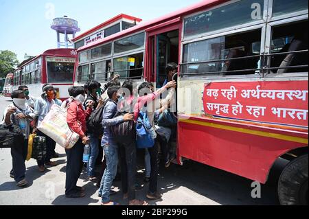 Inde. 17 mai 2020. Prayagraj: Les migrants de Surat monter à bord d'autobus pour arriver dans leur village natal après leur arrivée par un train spécial à la jonction de Prayagraj lors d'un confinement imposé par le gouvernement dans tout le pays comme mesure préventive contre le coronavirus, à Prayagraj le 17 mai 2020. (Photo de Prabhat Kumar Verma/Pacific Press) crédit: Pacific Press Agency/Alay Live News Banque D'Images