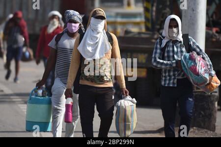 Inde. 17 mai 2020. Rewa (Madhya Pradesh) : les migrants se promèneront dans leurs villages indigènes de l'Uttar Pradesh lors d'un confinement imposé par le gouvernement à l'échelle nationale comme mesure préventive contre le coronavirus, à Rewa, dans le Madhya Pradesh, le 17 mai 2020. (Photo de Prabhat Kumar Verma/Pacific Press) crédit: Pacific Press Agency/Alay Live News Banque D'Images