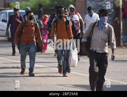 Inde. 17 mai 2020. Rewa (Madhya Pradesh) : les migrants se promèneront dans leurs villages indigènes de l'Uttar Pradesh lors d'un confinement imposé par le gouvernement à l'échelle nationale comme mesure préventive contre le coronavirus, à Rewa, dans le Madhya Pradesh, le 17 mai 2020. (Photo de Prabhat Kumar Verma/Pacific Press) crédit: Pacific Press Agency/Alay Live News Banque D'Images