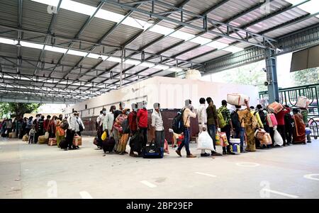 Inde. 17 mai 2020. Prayagraj: Des migrants de Surat attendent d'embarquer dans des bus pour arriver dans leur village natal après leur arrivée par un train spécial à la jonction de Prayagraj lors d'un confinement imposé par le gouvernement à l'échelle nationale comme mesure préventive contre le coronavirus, à Prayagraj, le 17 mai 2020. (Photo de Prabhat Kumar Verma/Pacific Press) crédit: Pacific Press Agency/Alay Live News Banque D'Images