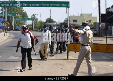 Inde. 17 mai 2020. Rewa (Madhya Pradesh) : les migrants se promèneront dans leurs villages indigènes de l'Uttar Pradesh lors d'un confinement imposé par le gouvernement à l'échelle nationale comme mesure préventive contre le coronavirus, à Rewa, dans le Madhya Pradesh, le 17 mai 2020. (Photo de Prabhat Kumar Verma/Pacific Press) crédit: Pacific Press Agency/Alay Live News Banque D'Images