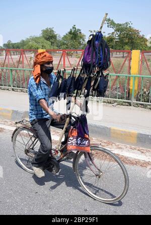 Inde. 17 mai 2020. Prayagraj: Un vendeur vendant masque lors d'un confinement imposé par le gouvernement à l'échelle nationale comme mesure préventive contre le coronavirus, à Prayagraj le 17 mai 2020. (Photo de Prabhat Kumar Verma/Pacific Press) crédit: Pacific Press Agency/Alay Live News Banque D'Images