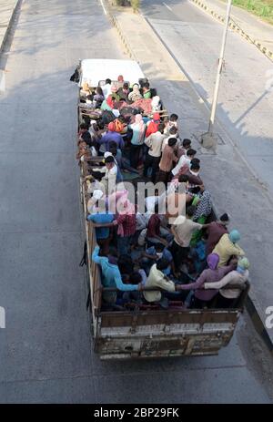 Inde. 17 mai 2020. Prayagraj: Les migrants voyagent en camion lors d'un confinement imposé par le gouvernement à l'échelle nationale comme mesure préventive contre le coronavirus, à Prayagraj le 17 mai 2020. (Photo de Prabhat Kumar Verma/Pacific Press) crédit: Pacific Press Agency/Alay Live News Banque D'Images