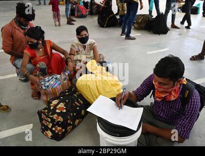 Inde. 17 mai 2020. Prayagraj: Des migrants de Surat remplissant leurs coordonnées après leur arrivée par un train spécial à la jonction de Prayagraj lors d'un confinement imposé par le gouvernement à l'échelle nationale comme mesure préventive contre le coronavirus, à Prayagraj le 17 mai 2020. (Photo de Prabhat Kumar Verma/Pacific Press) crédit: Pacific Press Agency/Alay Live News Banque D'Images