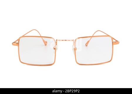 Lunettes de lecture de style urbain avec lentille transparente et cadre doré autour de cadres rectangulaires, isolées sur fond blanc, vue avant. Banque D'Images