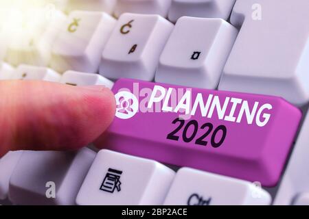 La planification du texte de l'écriture en 2020. Photo conceptuelle processus de faire des plans pour l'année prochaine quelque chose Banque D'Images