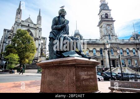Statue de Robert Burns, poète national d'Écosse, dans l'Octagon, Dunedin, dans la même posture que celle de Dundee, en Écosse. Banque D'Images