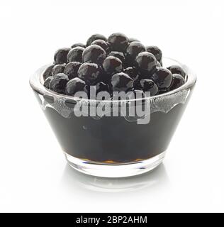 Bol de perles de tapioca maison noires pour le thé moussant isolé sur fond blanc Banque D'Images