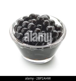 Bol de perles de tapioca maison noires pour le thé moussant isolé sur fond blanc Banque D'Images