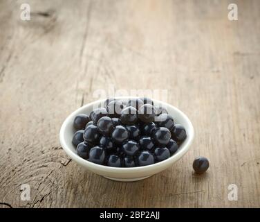 Bol de perles de tapioca noires pour le thé moussant sur une table en bois Banque D'Images