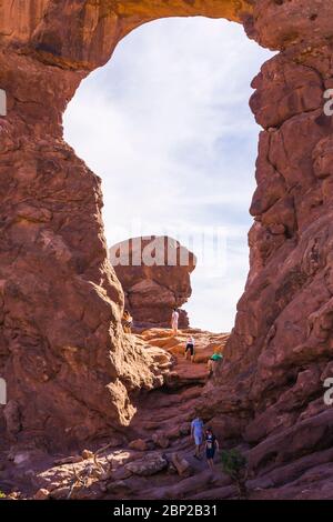 Arche de tourelle le jour ensoleillé, Parc national d'Arches, Utah, états-unis. Banque D'Images