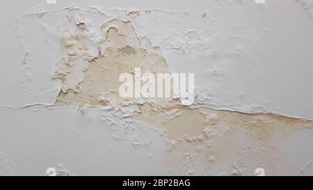 Mur en stuc peint avec peinture écaillée et surface ruinée par l'humidité. Le mur du bâtiment a dû être repeint. Arrière-plan de reconstruction avec espace de copie Banque D'Images