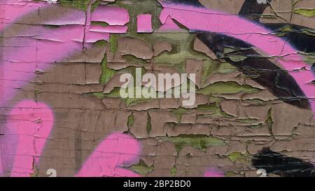 Texture rugueuse rayée de l'ancien mur recouvert de peinture écaillée et de taches peintes roses. Le bâtiment détruit doit être repeint Banque D'Images