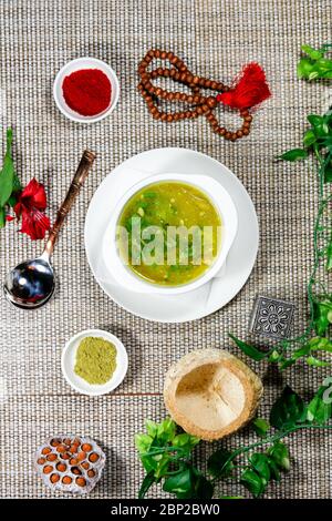 Soupe traditionnelle de légumes indiens aux herbes et aux épices sur une table servie Banque D'Images