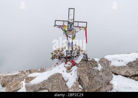 Sommet de croix dans la neige sur le sommet de Piz BoE dans les Dolomites de Trentin Italie Banque D'Images