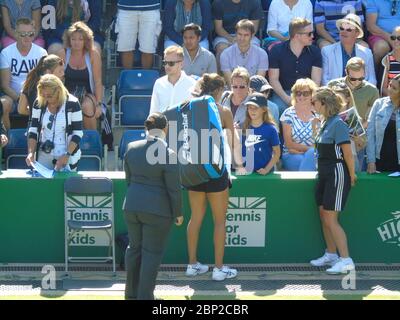 Julia Goerges, d'Allemagne, signant des autographes et ayant pris des photos avec des fans à la nature Valley Classic en 2018, Birmingham, Royaume-Uni. Quarts de finale Banque D'Images