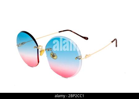 Lunettes de soleil rondes sans monture avec verres dégradés de couleur bleu à rose et isolées sur fond blanc, vue latérale. Banque D'Images